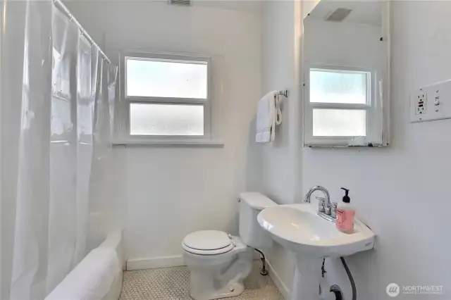 Main floor full bath room