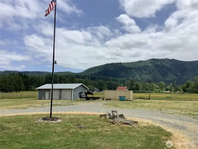 Large circular driveway with amazing space and RV hookups