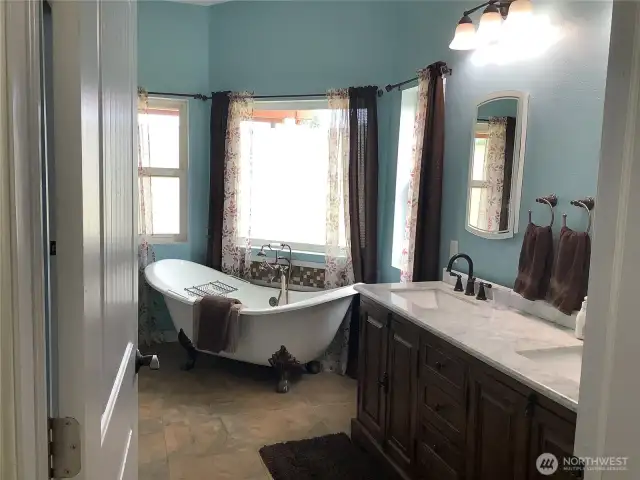 Relaxing claw-foot tub!