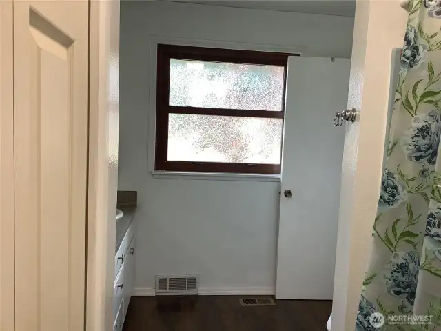 Large hallway bathroom shared with 1st bedroom