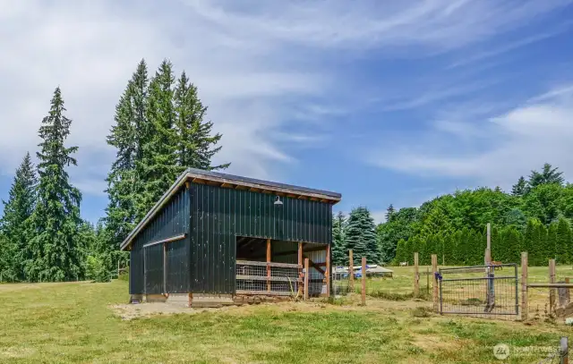 Barn w/ 1 stall and hay loft