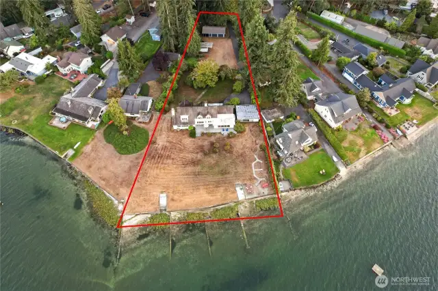 This double lot with 186' waterfront, and deeded tideland rights provides privacy and space for you, your family, and friends.  With plenty of parking and room to expand.  Your life has just become a vacation!