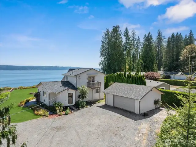 180° views w/more than enough room to expand and enjoy your privacy.