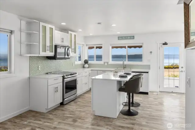Eat-in kitchen with water VIEWS.