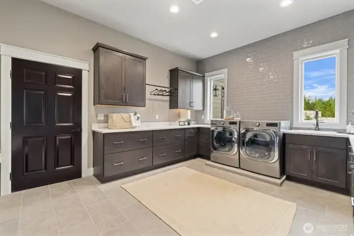 Oversized utility/mud room leading to 1000+ sf garage w/ LG W/D to stay.