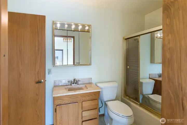 jack and jill bathroom