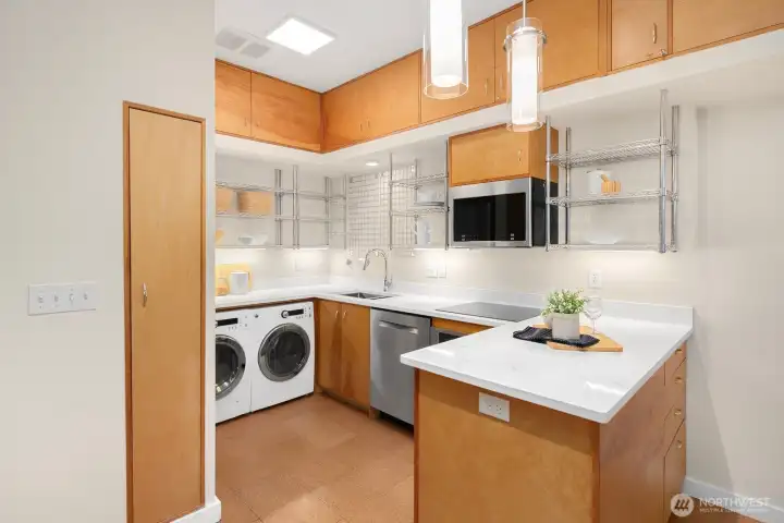 Full kitchen with washer/dryer unit