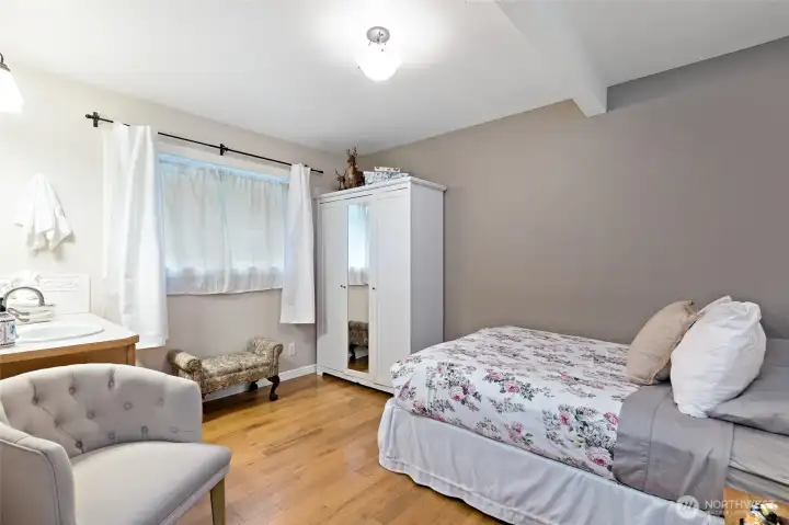 Additional bedroom/office.