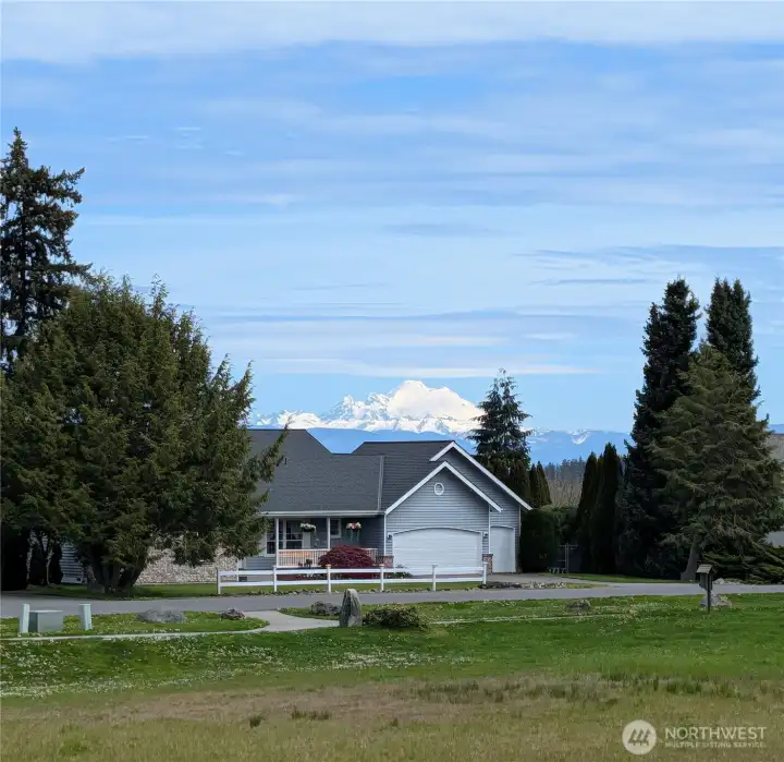 The perfect rambler with gorgeous views of Mt Baker and Utsalady Bay! The perfect rambler with gorgeous views of Mt Baker and Utsalady Bay!
