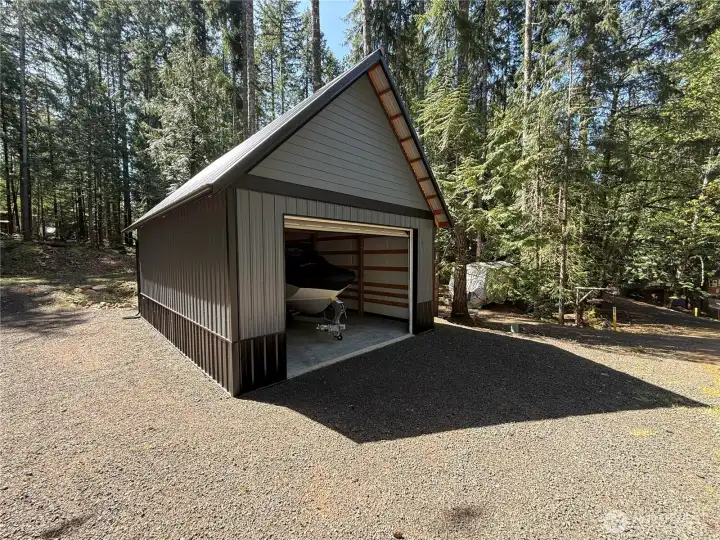 Huge shop 20 x 30 w/ 10' door.