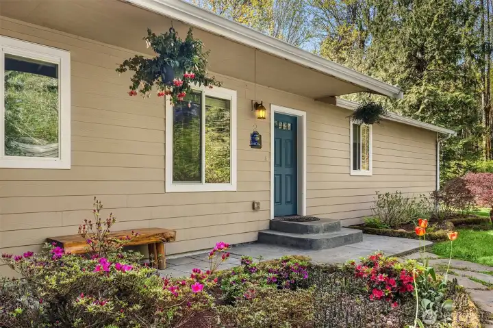 Inside, you’ll find brand-new flooring, fresh interior paint, and elegant quartz countertops throughout. The stylish chef’s kitchen features top-of-the-line stainless steel appliances, custom solid wood soft-close cabinetry, three skylights, a spacious island, and a generous walk-in pantry.