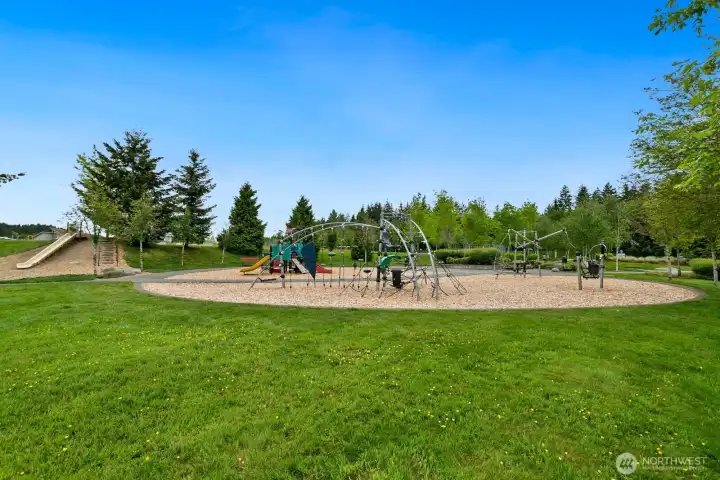 Short walk to one of the many parks! Short walk to one of the many parks!