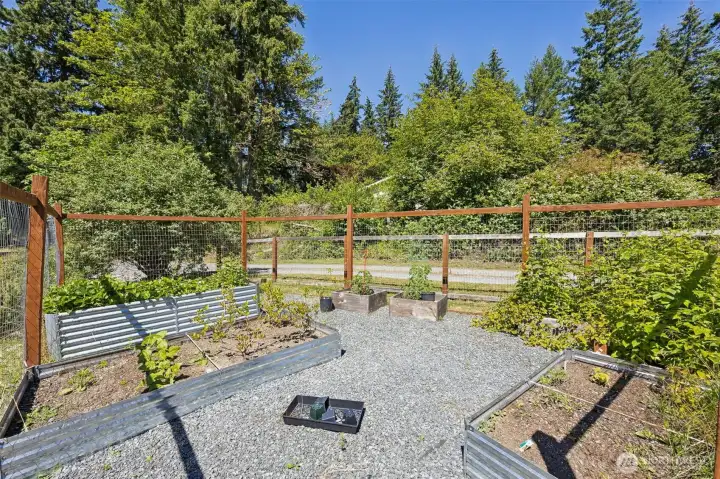 Garden off dining room side of house - fenced to keep out the deer! Garden off dining room side of house - fenced to keep out the deer!