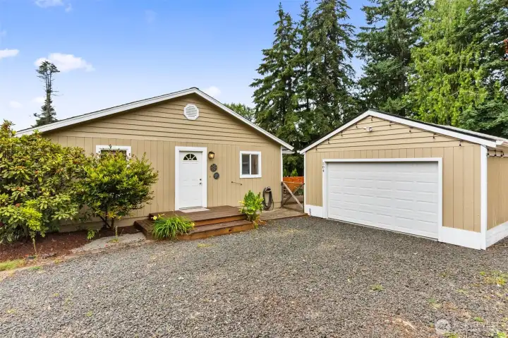 Detached garage