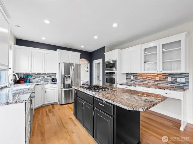 Large kitchen w/ granite counter tops and SS appliances