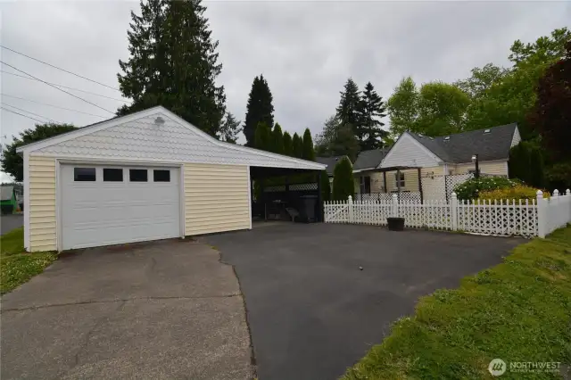 Driveway, Garage/Shop & Carport