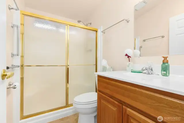 Conveniently located full-size guest bathroom!
