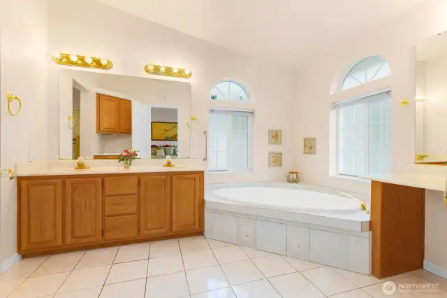 The primary bedroom features a spacious 5-piece ensuite.
