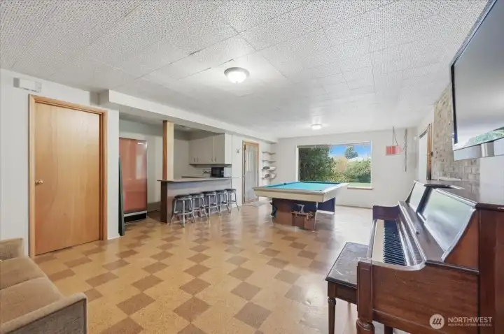 A better view towards the kitchenette.