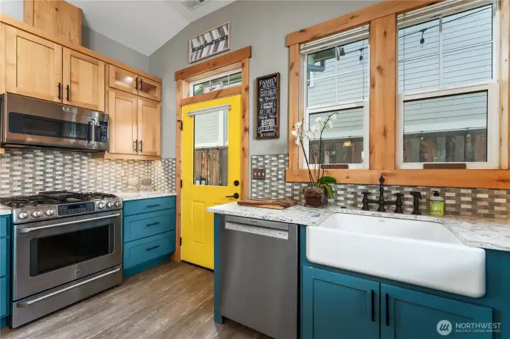 Main house - Kitchen view 2.