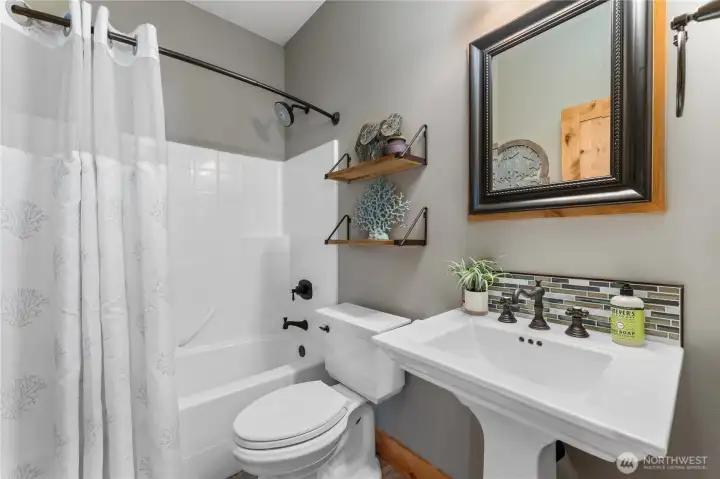 Main house - Bathroom 2.