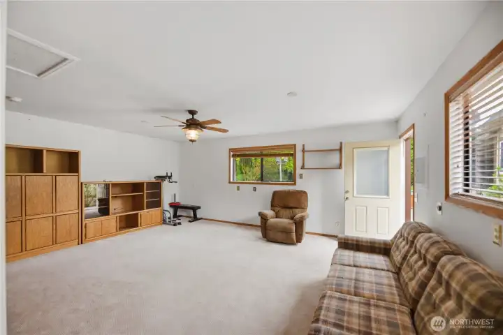 Detached studio space, heated, 3rd bedroom, hobby room Detached studio space, heated, 3rd bedroom, hobby room