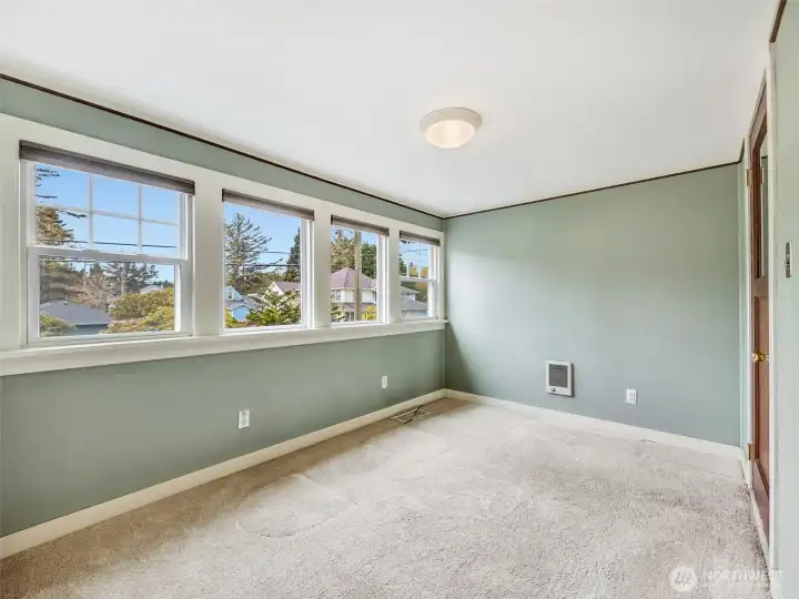 Additional room ideal for guest space or home office
