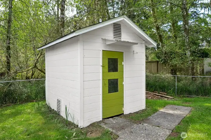 Great little out-building for storage/ firewood.