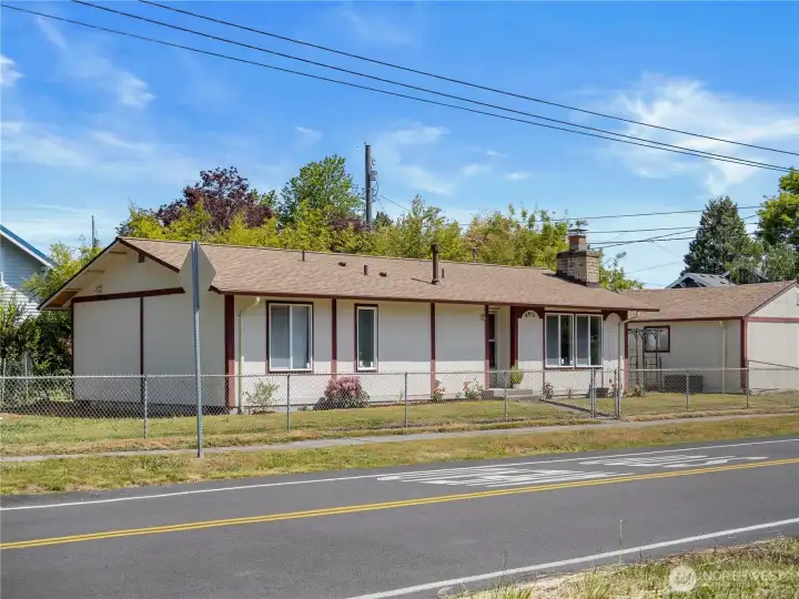 Located on a generous 6,000 sqf corner lot in this great neighborhood, this rambler is a great home for anyone looking for a new great home with great potential. Located on a generous 6,000 sqf corner lot in this great neighborhood, this rambler is a great home for anyone looking for a new great home with great potential.