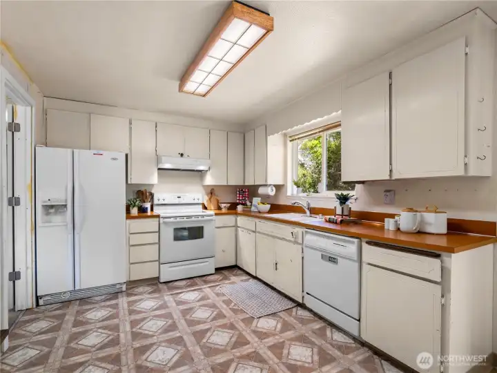 Very functional kitchen that can be get your designer update or be used as is. All appliances stay. Very functional kitchen that can be get your designer update or be used as is. All appliances stay.