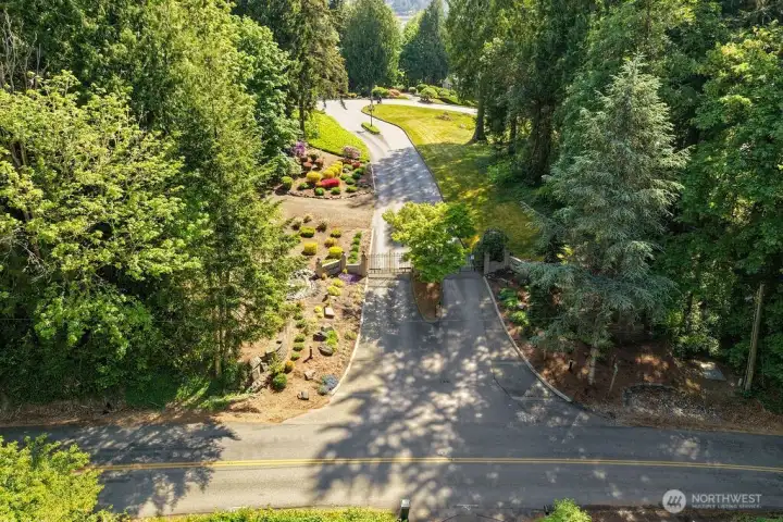 You will need an agent to show you this property.