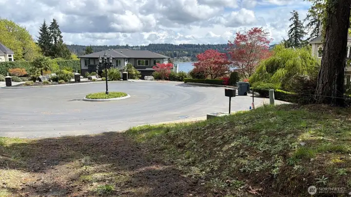 Driveway entrance from the cul-de-sac.