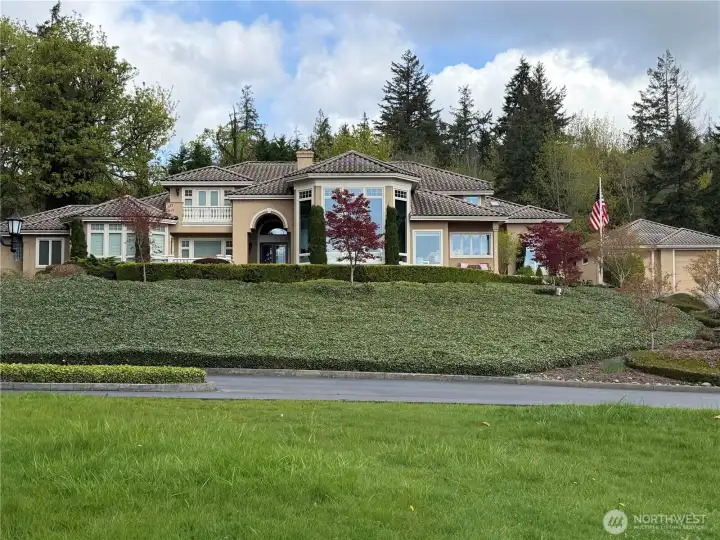 The minimum house square footage required is 3,200 square feet per the HOA guidelines.