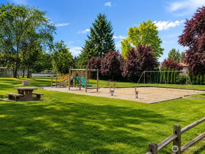 Oakbrook Park, walking distance down the street
