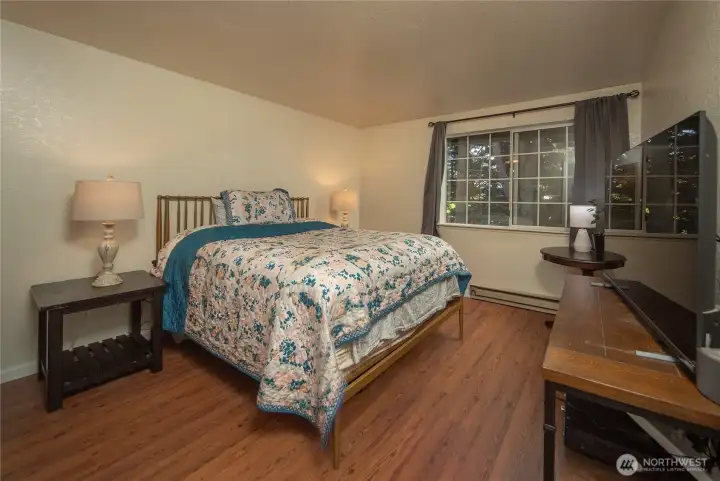 Large primary bedroom.
