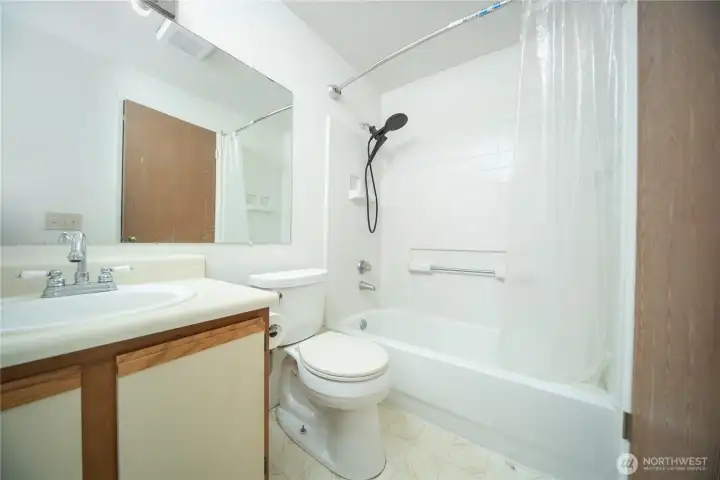 En suite primary full bathroom