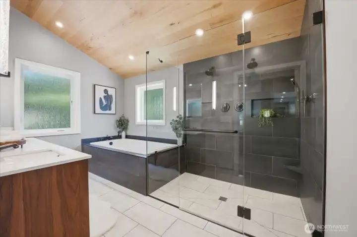 Grand primary bath with all the amenities.