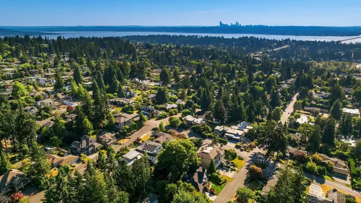 Minutes to Downtown Bellevue, Medina, Clyde Hill, Bellevue Square, and major tech campuses. Minutes to Downtown Bellevue, Medina, Clyde Hill, Bellevue Square, and major tech campuses.