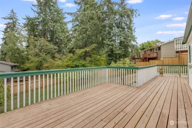 Extensive deck for entertaining - access from Family Room