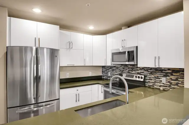 Wonderful kitchen with quartz countertops & stainless steel appliances.