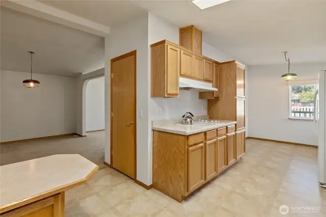 Kitchen, dining room & breakfast nook.