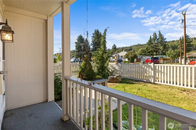 Front patio with nice landscaping.