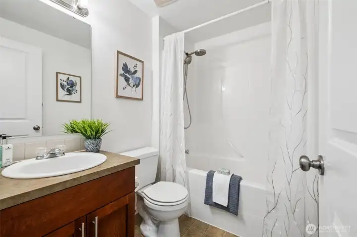 Upstairs full hall bathroom