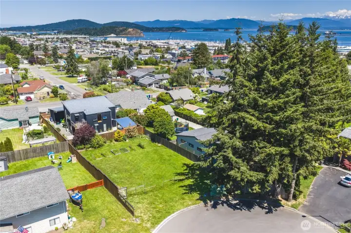 Flat lot with all utilities in the street.