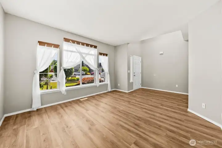 COMFORTABLE LIVING ROOM WITH LARGE WINDOWS FOR NATURAL LIGHT