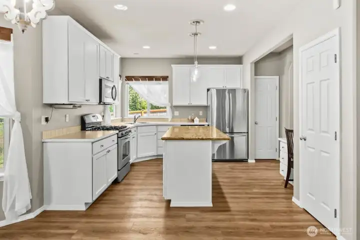 SPACIOUS AND BRIGHT WITH PANTRY AND LARGE CLOSET UNDER STAIRS PLUS DESK SPACE