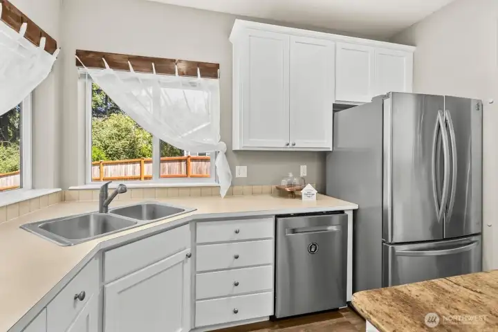 KITCHEN CONNECTED TO FORMAL DINING ROOM MAKES ENTERTAINING A BREEZE