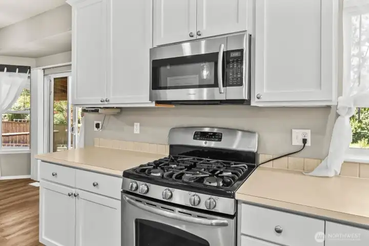ALL KITCHEN APPLIANCES INCLUDED