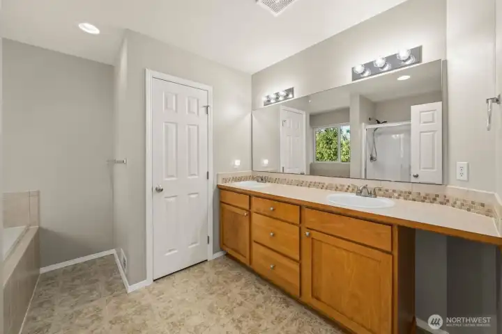 PRIMARY BATH WITH SEPERATE WATER CLOSET, DOUBLE SINKS, WALK IN SHOWER AND SOAKING TUB