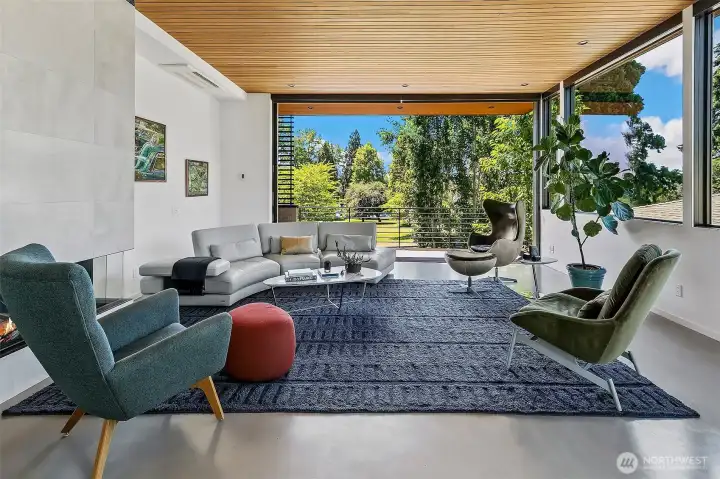 Remarkable indoor-outdoor experience, flooding the space with natural light and creating an effortless connection to the surrounding environment.